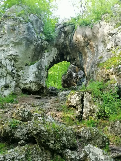 Pitaq - Brama Twardowskiego na terenie Złotego Potoku. Według legendy, są tam odciśni...