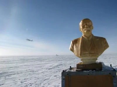 K.....z - Popiersie Lenina na Antarktydzie. Ten to miał rozmach. 
#zssr #rosja #anta...