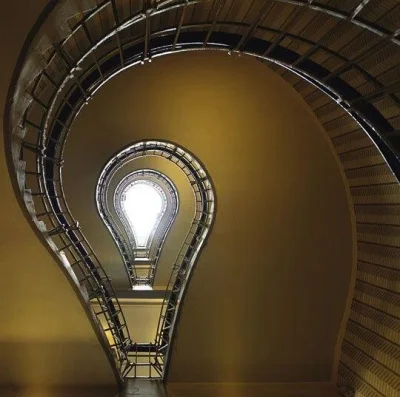 Asarhaddon - #architektura #ciekawostki #schody
Klatka schodowa w praskim Domu Pod Cz...