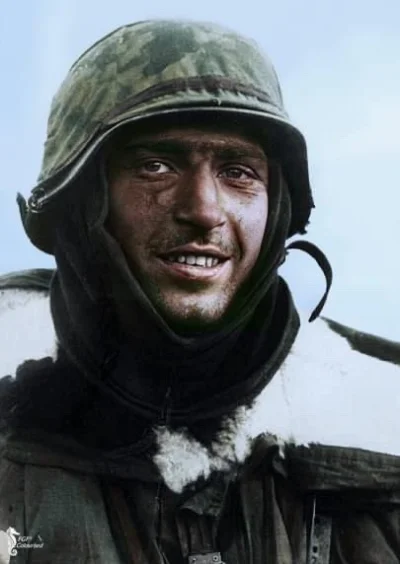 wojna - Portret żołnierza Waffen SS w mundurze zimowym, Ardeny, Belgia.

 lata 1944/4...