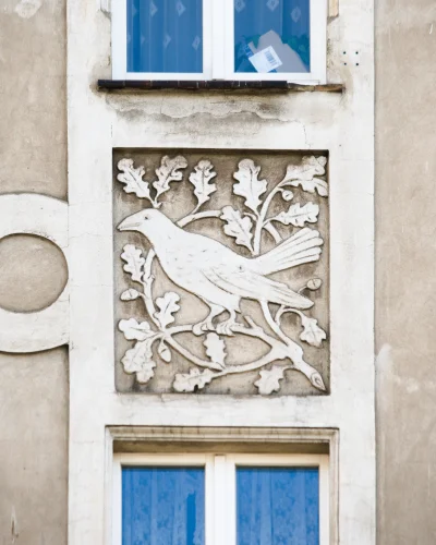 Sudet - Dzisiaj zaśpiewa Państwu ptaszek z fasady kamienicy przy ulicy Nowowiejskiej ...
