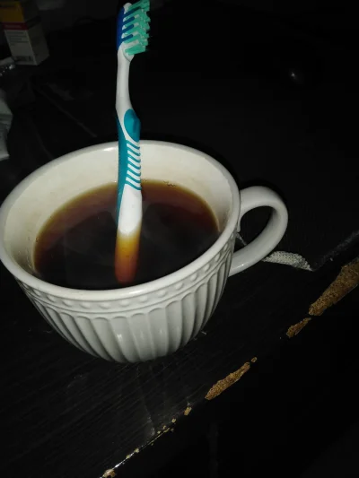fastnbulbous - mieszam herbatę szczoteczka do zębów bo nie chce mi się iść do kuchni ...