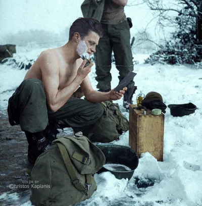 wojna - Amerykański żołnierz pod Bastogne, goli się podczas przerwy w walkach w bitwi...