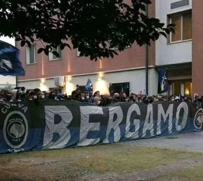 biesy - Kibice Atalanty protestują przy Bortolotti, czyli ośrodku treningowym klubu z...