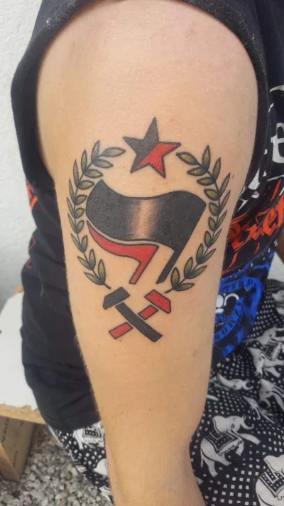 G.....5 - Ale tatuaż rewelacja, aż bym sobie taki zrobił (｡◕‿‿◕｡)

#antykapitalizm ...