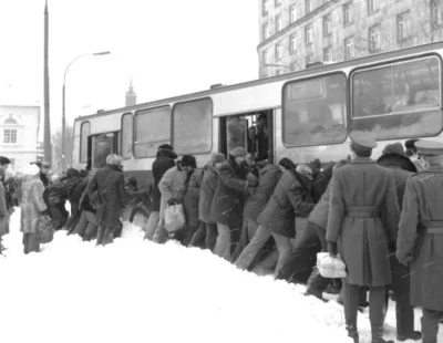 MarkUK - Pchają tramwaj ? Rosjanie pchają samolot! ps. w czasie zimy 100-lecia w Pols...