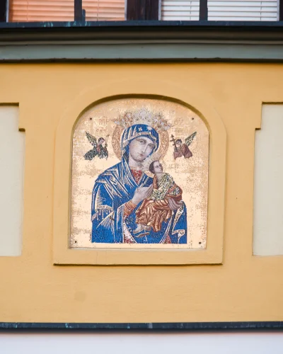 Sudet - Piękna złota mozaika z wizerunkiem Matki Boskiej Nieustającej Pomocy znad sie...