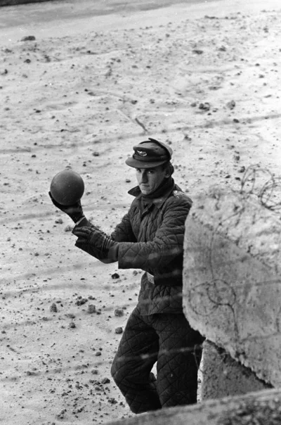 myrmekochoria - Strażnik ze wschodniego Berlina rzuca piłkę, która przeleciała przez ...