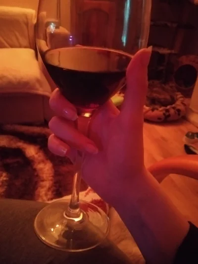 kamienpolny - #wino #alkohol 
Wasze zdrówko (｡◕‿‿◕｡)