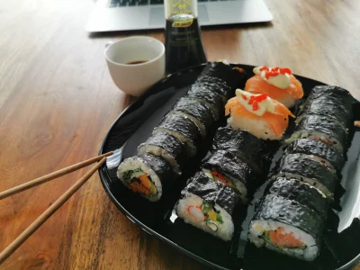 murmurlrl - Zrobiłem #sushi. Zwijanie nie jest moją mocną stroną. W smaku bardzo dobr...