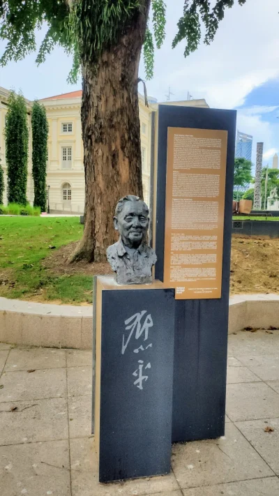kotbehemoth - Popiersie Deng Xiaopinga na deptaku nad Rzeką Singapurską. W tle Muzeum...