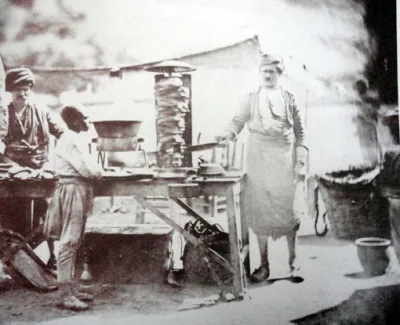 wjtk123 - Najstarsze znane zdjęcie kebaba na pionowym, obracającym się rożnie. Imperi...