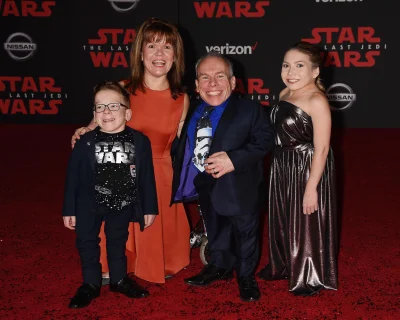 TrudnyMinus - Oto Warwick Davis(aktor) z żoną i dziećmi. Niezłym trzeba być #!$%@? że...