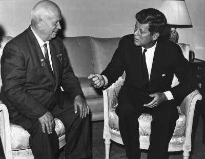 wiekdwudziesty_pl - Na zdjęciu JFK i Chruszczow podczas spotkania w Wiedniu. Źródło: ...