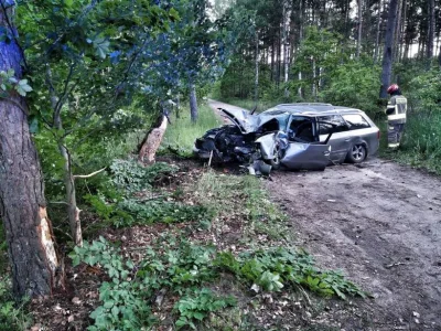 jariosalieri - tak rozpieprzyć się Audi w lesie to sztuka.
#motoryzacja #wypadek