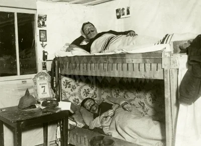 myrmekochoria - Niemieccy żołnierze szykujący się do snu na łóżku piętrowym, 1915. 
...