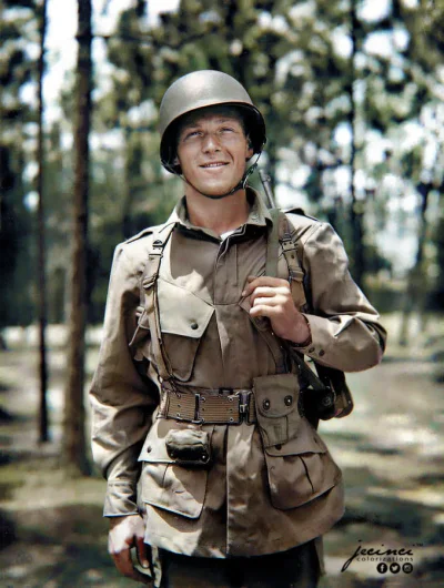 wojna - Porucznik Richard „Dick Winters” podczas treningu w ośrodku szkoleniowym Camp...