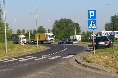 Amestris - Czy postój tirów na takich zwykłych miejscach parkingowych jest dozwolony?...