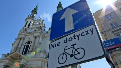 Zielonykubek - Czy nakaz jazdy prosto nie dotyczy w tym przypadku rowerów? #rower #pr...
