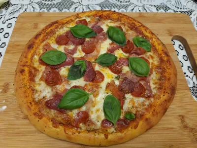 Megawonsz_dziewienc - Czy taka #pizza może plusa?
Prosciutto, salami, chorizo xD

#go...
