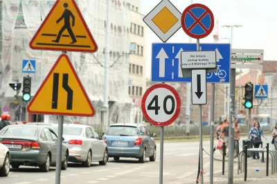 DrDevil - @1999: przypominam, że oznakowanie dróg w Polsce projektują i wykonują kret...