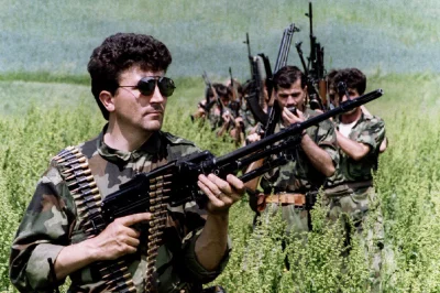 myrmekochoria - Bośniaccy żołnierze na patrolu nieopodal Srebrenicy, 31 maja 1993.

...