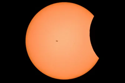 Shrug - Dziś pewien fotograf próbując uwiecznić zaćmienie Słońca jednocześnie sfotogr...