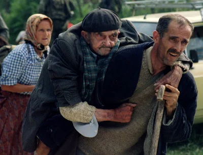 myrmekochoria - Bośniak pomaga swojemu staremu kuzynowi uciec z Potočari, 12 lipca 19...