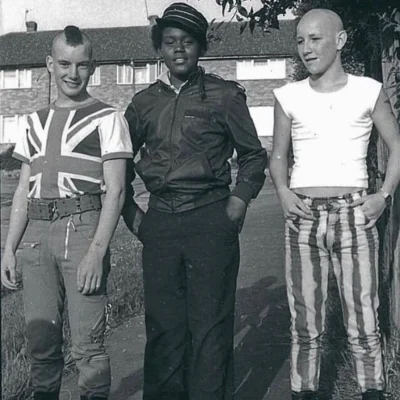 G.....5 - 1980 rok. WIelka Brytania Na zdjęciu trzech chłopaków ze subkultur: punk, r...