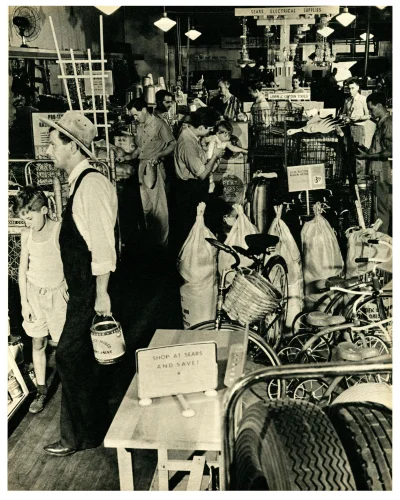 myrmekochoria - Sklep Sears, Huntington, Long Island, 1942.

#starszezwoje - tag ze...