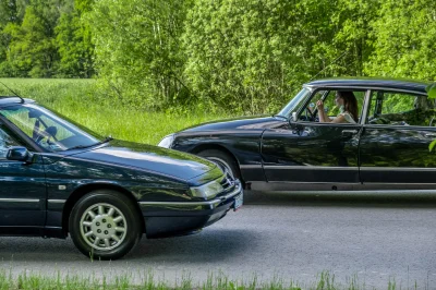 francuskie - Jedno zdjęcie, dwie epoki. Zaprezentowany w 1955 roku Citroen DS zaszoko...