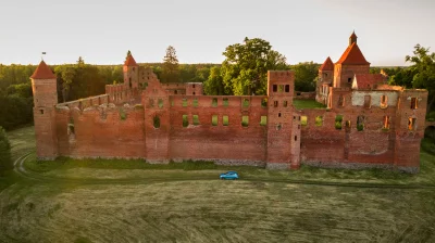 francuskie - Podróżujemy po Polsce i o zachodzie słońca trafiliśmy do zamku w Szymbar...