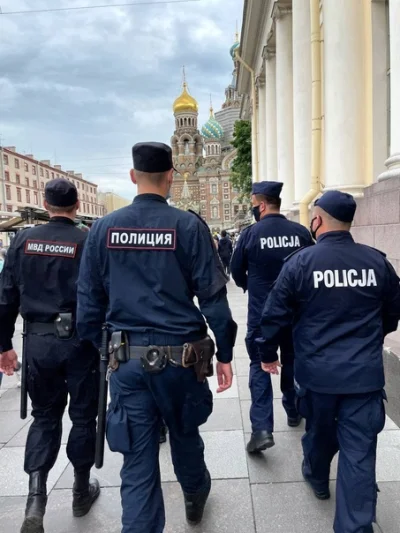 szurszur - Rosyjska i polska policja w Petersburgu przed meczem. 

nasi już karłów ...