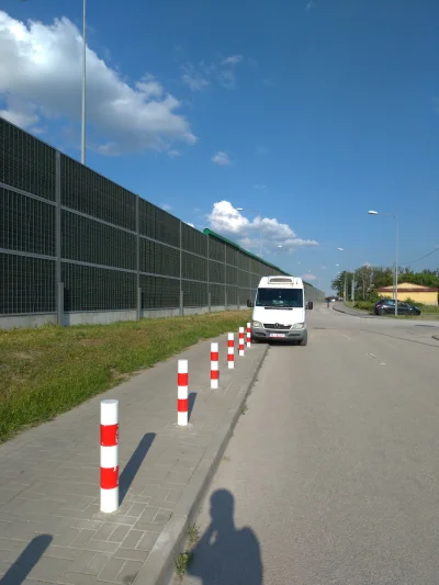 Baczy - Zrobili słupki, bo chodnik był zastawiony tak, że przejść było ciężko. Jednak...