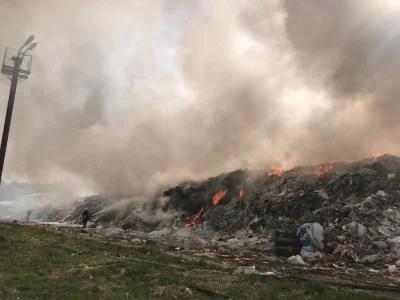 juzwos - Płonie składowisko firmy zajmującej się przetwarzaniem odpadów w okolicach Ł...