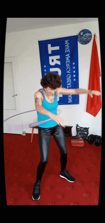 KonstantinB - Karina umie robić hula hop... 
#chlopakidowziecia