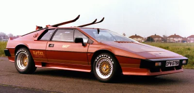 frex - Z samochodów o takim klinowatym kształcie zawsze podobał mi się Lotus Esprit.