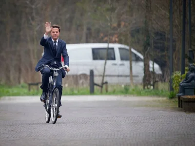 Oline - Tymczasem premier europejskiego kraju w drodze do pracy. (Mark Rutte, Holandi...