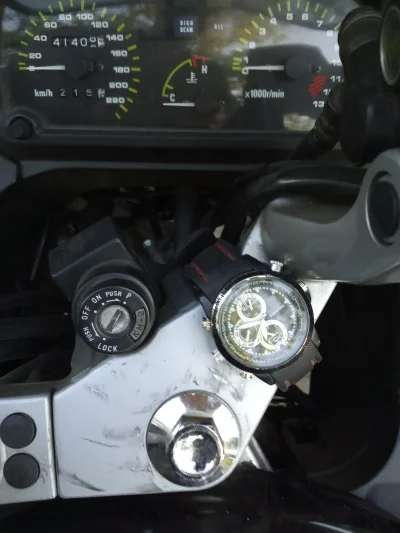 raf123 - "zamontowałem" sobie zegarek do motocykla. Ciekawe ile czasu minie zanim kto...