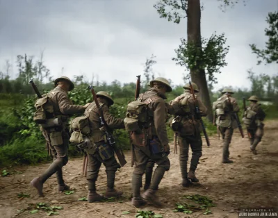 wojna - Brytyjscy żołnierze, oślepieni gazem, pomagają sobie nawzajem w drodze do pun...