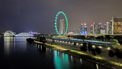 kotbehemoth - Hotel Marina Bay Sands w otoczeniu młyńskiego koła Singapore Flyer. A p...