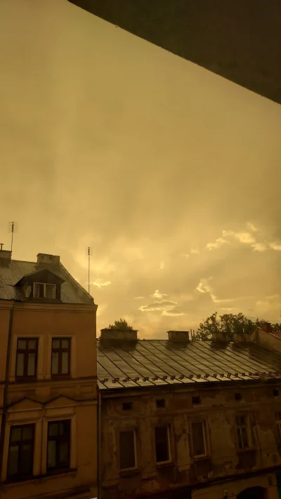 KromkaMistrz - Strasznie żółte niebo. 
#krakow