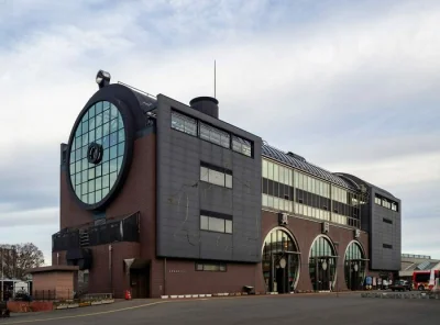starnak - Japoński dworzec kolejowy Moka w kształcie lokomotywy.