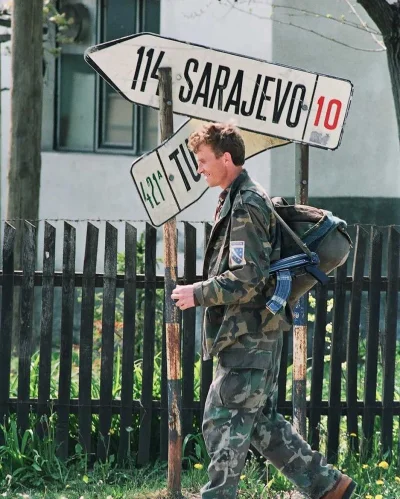 Krupier - Bośniacki żołnierz zmierzający w stronę Sarajewa.

#fotohistoria #wojna #...