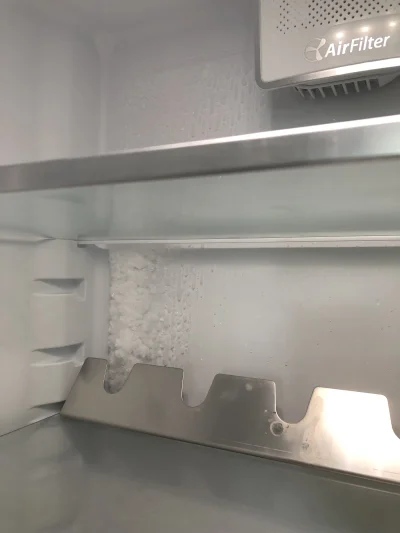 tegie - Mirki, co może być przyczyną takiej produkcji lodu na tylnej ściance lodówki?...