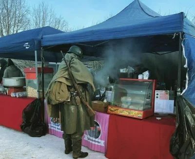 siemando - Niemiecki żołnierz, kupujący czaj w przerwie od oblężenia Stalingradu, gru...
