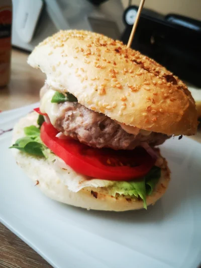 FHA96 - Burger homemade. Co sobie będę żałował, zjem takie trzy. 
#burger #fastfood #...