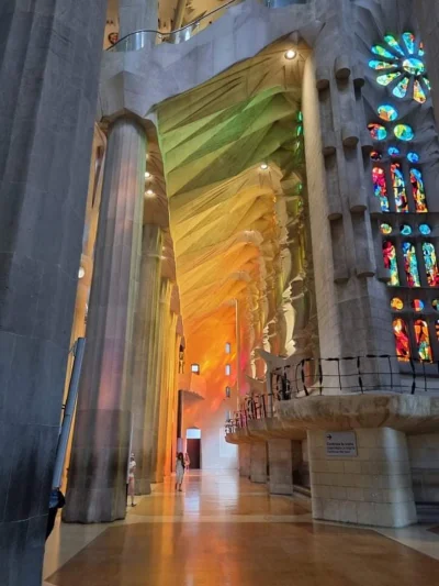 KolankoD - Wnętrze Sagrada Familia (Barcelona)
Światło słońca padające przez witraże ...