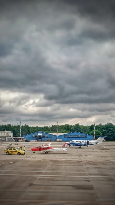 silentpl - #fotografiamobilna przez okno samolotu Ryanair na lotnisku w #lodz
#tworcz...