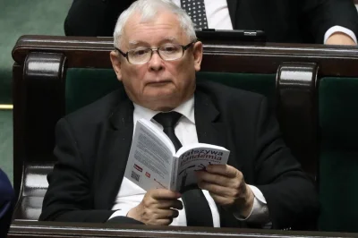 P.....u - Kaczyński ma ciekawy dobór lektur. Po "Atlasie kotów" i "Wylecz się sam" pr...